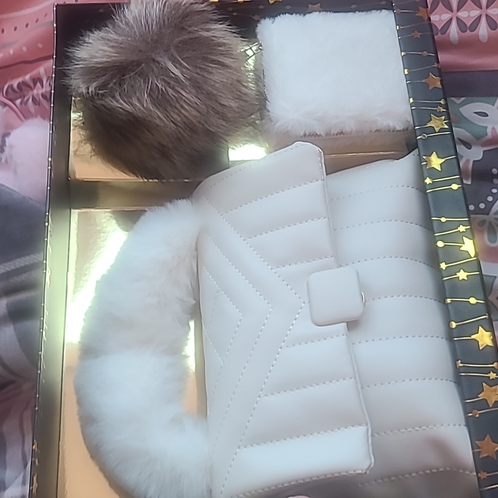 NWT Chic TRENDY White Quilted Handbag Set with Fur Accents